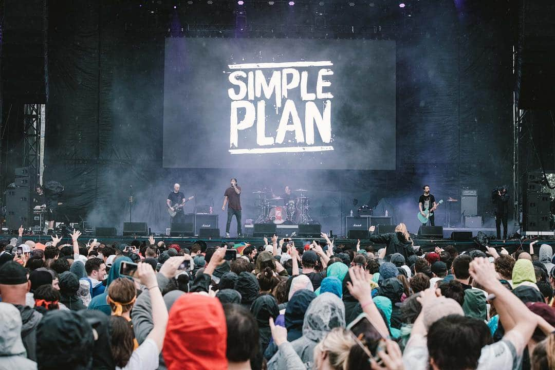 Simple Planさんのインスタグラム写真 - (Simple PlanInstagram)「Last night was a blast! Thank you for having us, @bealestreetmusicfest and thank you to every fan who braved the rain to come hang with us! So many of you! 🤘🏻🤯🤘🏻 @slamdunkmusic , you’re next in just a few weeks! But before that, back to writing songs for #SPalbum6 🙌🏻 📸: @goodguychady」5月5日 21時01分 - simpleplan