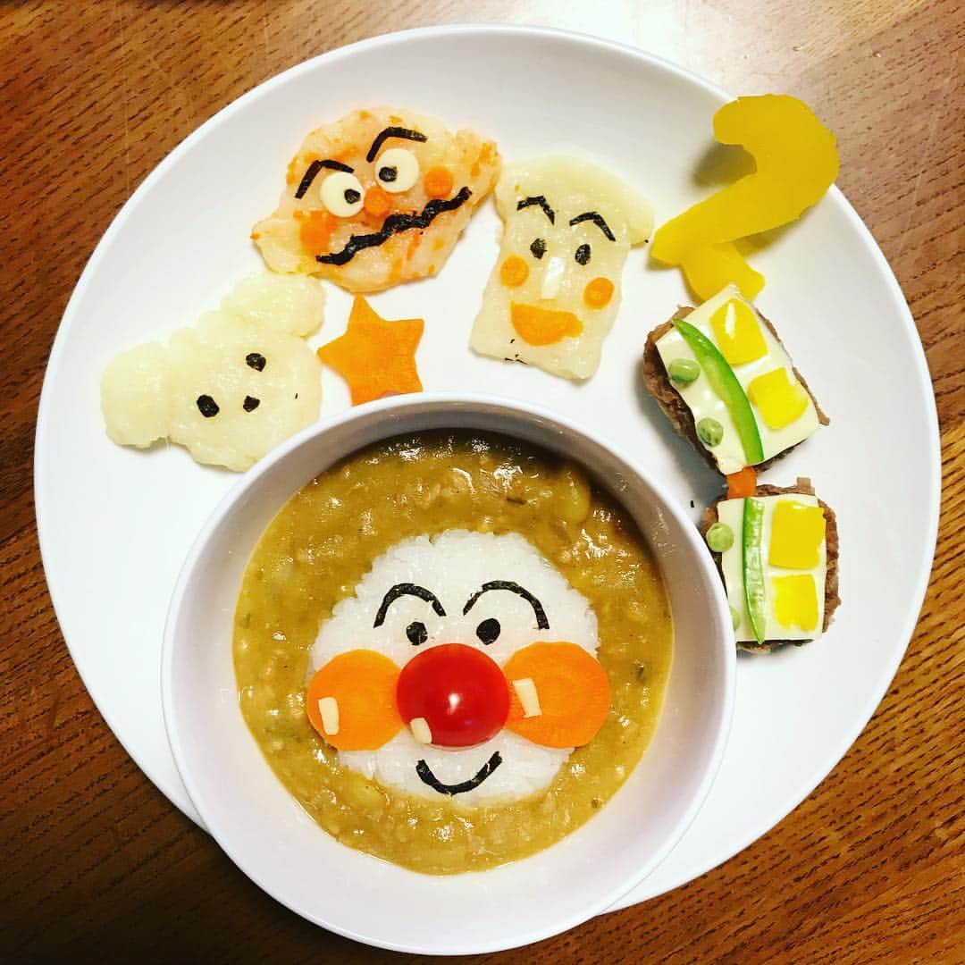 のインスタグラム：「昨日のお誕生日会🎂✨ じいじ、ばあば、主人のお兄ちゃんや、奥さん、いとこたち、みーんなで息子くんのお祝い...のはずが、開始5分前に寝てしまう息子。笑 やっと起きた！と思ったらバクバク食べ出してくれました。 お兄ちゃん奥さんと、共同作業でアンパンマンカレーや、はんなも作りました❤️仲良しだからお喋りしながら☺️🎶 1人じゃここまで出来なかった。 2歳は、新潟で過ごす忘れられない誕生日になったね❤️ Happy  Birthday🎁🎂✨ みんなありがとう⭐️ #instagood #instafood #birthday #スターウォーズの日 #アンパンマン #カレーパンマン #しょくぱんまん  #電車 #かあちゃん必死こく #みさこクッキング #椅子の上に正座」