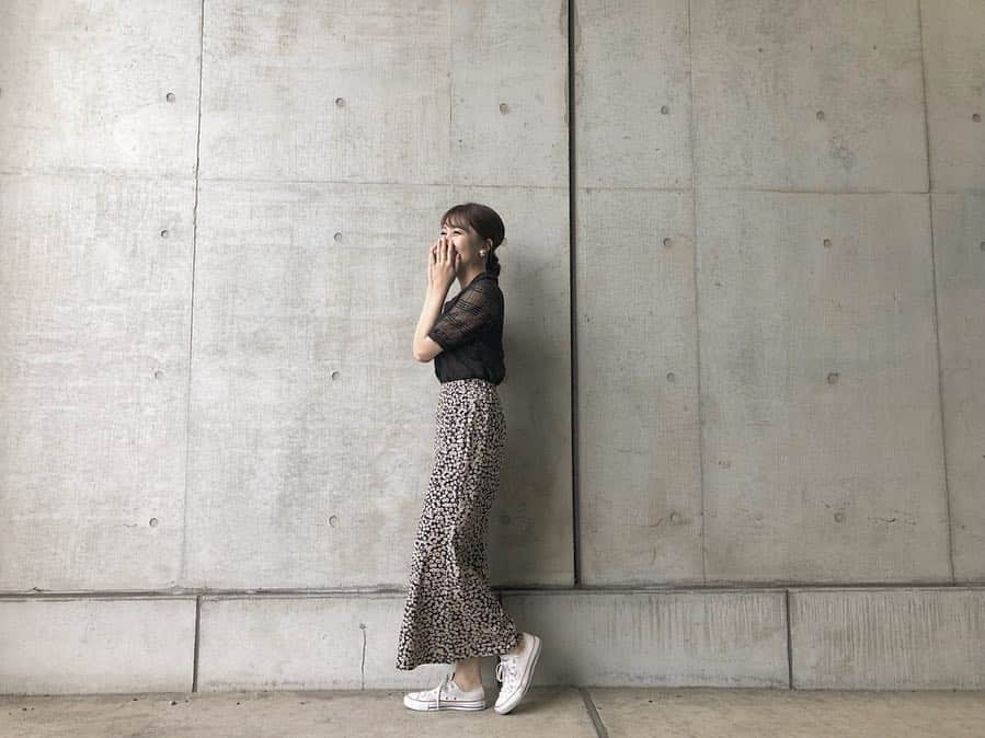 小嶋真子さんのインスタグラム写真 - (小嶋真子Instagram)「. . 今日のわたしです🧸🗝のほほ カメラマンは @___mion.m ♡ . . パールのピアスは @kouko_0616 が 卒業だからってプレゼントしてくれました💌 すぐつけてそのまま握手会しました😚ふふん . さすが、私の好みをしっかりわかっているし、 何よりその気持ちが本当に嬉しかった☺️❤︎ こーこ、ありがとう🕊💐 . 可愛いtopsもファンの方からのプレゼント🎁 最近、本当にファンの方含め周りの人達が どストライクなプレゼントを贈ってくださるので 頂く度に興奮してすぐ身につけています。♡笑 皆さんいつもありがとう...🌷 . . さて、明日は遂に最後の握手会です。 どんな想いも受け止めるので ステキな思い出作りましょう〜🦙💌」5月5日 21時06分 - makochan_2525