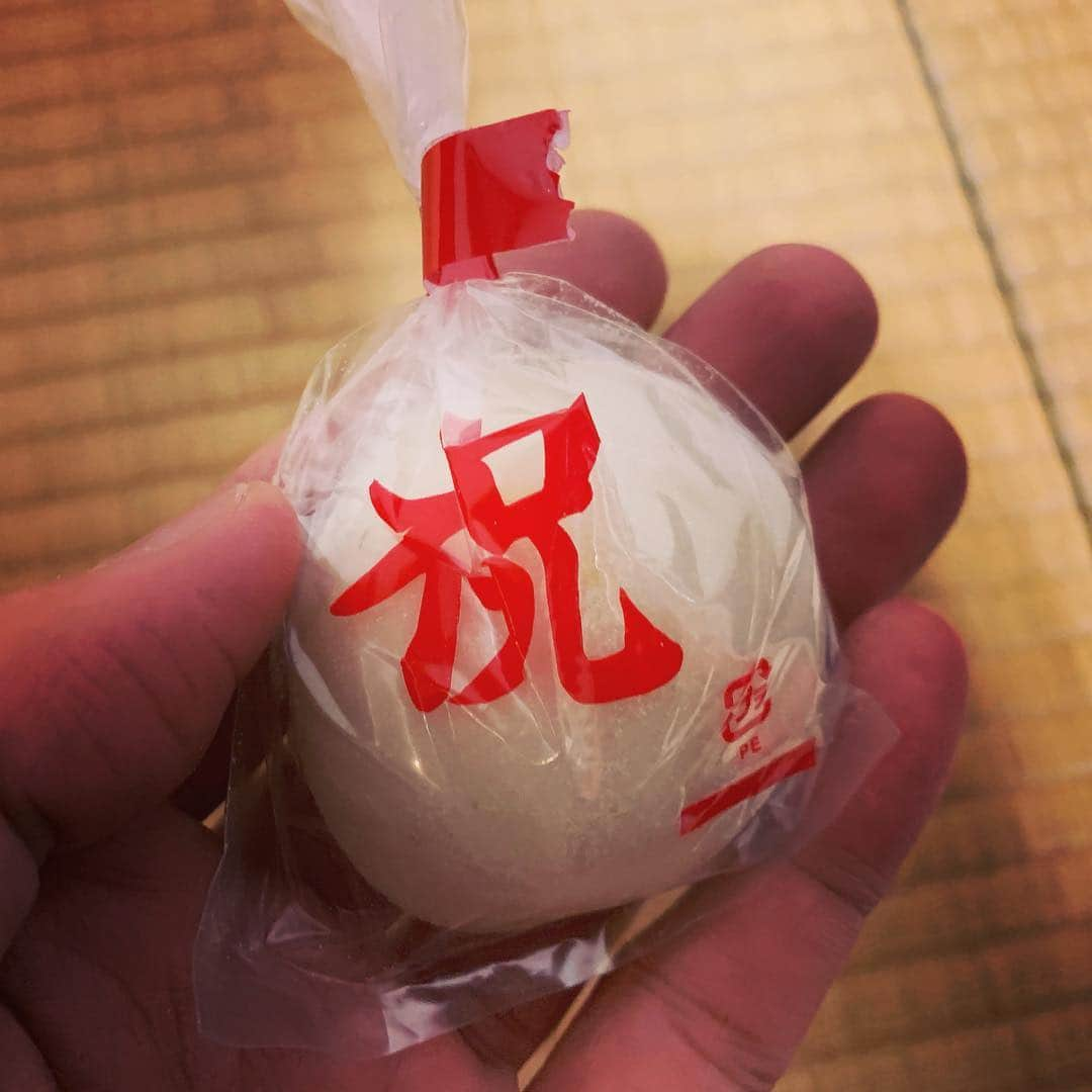 佐久間一行さんのインスタグラム写真 - (佐久間一行Instagram)「ネタのステージと餅まき！  とんでもないパワフル！いろいろすごい事が起こりまくりました！  みなさん、ありがとうございました！！！ こちらも元気になったのでした！  #富士浅間神社 #例大祭 #春まつり #富士山 #令和 #佐久間一行 #餅まき」5月5日 21時10分 - sakuzari