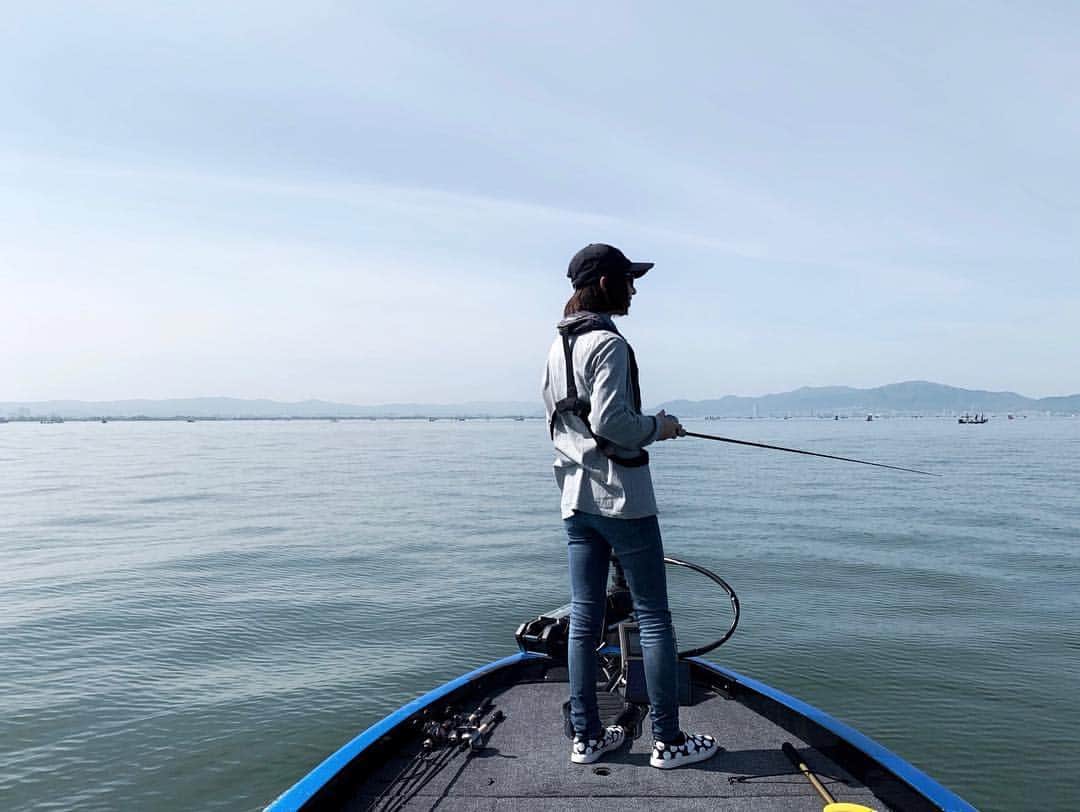 石川文菜さんのインスタグラム写真 - (石川文菜Instagram)「. . . 引越し作業も終わり、今日はGWらしい事がやっと出来ました🎣✨ . . 久しぶりの釣りだったのでマイペースにまったり釣りするのは最高☺️ . . ガイド以外で琵琶湖に出たのは初めてだったけど、前日にJACKALLの柴田プロ @marche1119 がタックルセッティングや釣り方を丁寧に教えてくれたので、それを参考にしながら釣りをすることが出来て助かりました🕺 . . 今回はデコったけど、千葉のリザーバーや芦ノ湖などとは違った雰囲気の琵琶湖をじっくり味わえたので楽しかった🥳 . . . #pic #photo #lakebiwa #fishing #bassfishing #fishinglife #jackall #bpm #bassproshops #dangshades #buritsu」5月5日 21時14分 - bun0404