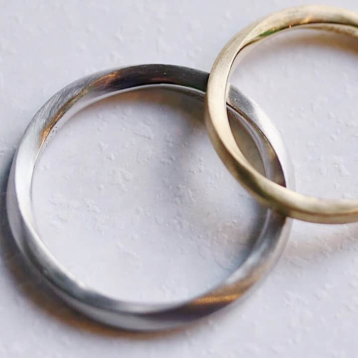 ith / イズ オーダメイド結婚指輪さんのインスタグラム写真 - (ith / イズ オーダメイド結婚指輪Instagram)「@ith_marriage ←指輪の一覧はこちらからご覧いただけます💍 . . 🌹ひねりが生み出す立体感 . 飴細工のように、指輪全体がツイストされた《ローザ》という結婚指輪です。咲き始めた薔薇の、重なり合う花びらをイメージさせるフォルムです。 . 飾りがついているわけではないのに、一筋縄ではいかないデザイン。シンプルなのに、飽きのこない結婚指輪をお仕立てしました。 . . 結婚指輪：Rosa《ローザ》 参考価格(Pt900/男性)：151,000円〜 . 結婚指輪：Rosa《ローザ》 参考価格(Pt900/女性)：276,000円〜 ※ダイヤモンドありの場合 . 💍の詳細は @ith_marriage のURLよりHPをご覧ください🌿 . . ithの指輪を購入された方は  #イズマリッジ に投稿してください💍 . リグラムさせていただく可能性がございます。 . . …………………………… 💍ithとは …………………………… . ithはこの世にたった1組の指輪を制作するオーダーメイドの婚約・結婚指輪のアトリエです。 . 一人の女性ジュエリー職人のアトリエから始まったith。 . デザイン・着け心地など、お好みは人それぞれ。 . 専門的な知識を持つ"つくり手"が専任で、丁寧にヒアリングを重ね、お好みやご要望を汲み取り、ご希望のデザインへ導きます✨ . 納品後はアフターケア・デザイン変更等の相談にもご対応します。 . …………………………… 🌿アトリエについて …………………………… . アトリエは友達のお家に遊びに行くようなリラックスできる空間。 . デザインは100種類以上ご用意しています💍 . 指輪をたくさんご試着いただき、ご相談を重ね、“好きなかたち”を見つけましょう✨ . …………………………… 🏡アトリエ（店舗）情報 …………………………… . ご来店予約はお電話より承ります🌿 . 銀座 ☎︎0120-980-947 . 表参道 ☎︎0120-971-006 . 吉祥寺 ☎︎0120-954-240 . 横浜元町 ☎︎0120-174-511 . 柏 ☎︎0120-913-011 . 大宮 ☎︎0120-900-925 . 心斎橋 ☎︎0120-968-611 . 栄（名古屋） ☎︎0120-699-230 . . . . #結婚指輪 #婚約指輪 #プロポーズ #プロポーズされました #マリッジリング #エンゲージリング #指輪 #リング #ダイヤモンド #ジュエリー #ブライダルジュエリー #婚約 #プレ花嫁 #式場見学 #ペアリング #ブライダルフェア #ウェディングドレス #ナチュラルウェディング #指輪探し #結婚指輪探し #関西花嫁 #オーダーメイドリング #結婚式準備 #結婚式 #結婚式場 #花嫁 #2019春婚 #2019夏婚」5月5日 21時15分 - ith_marriage