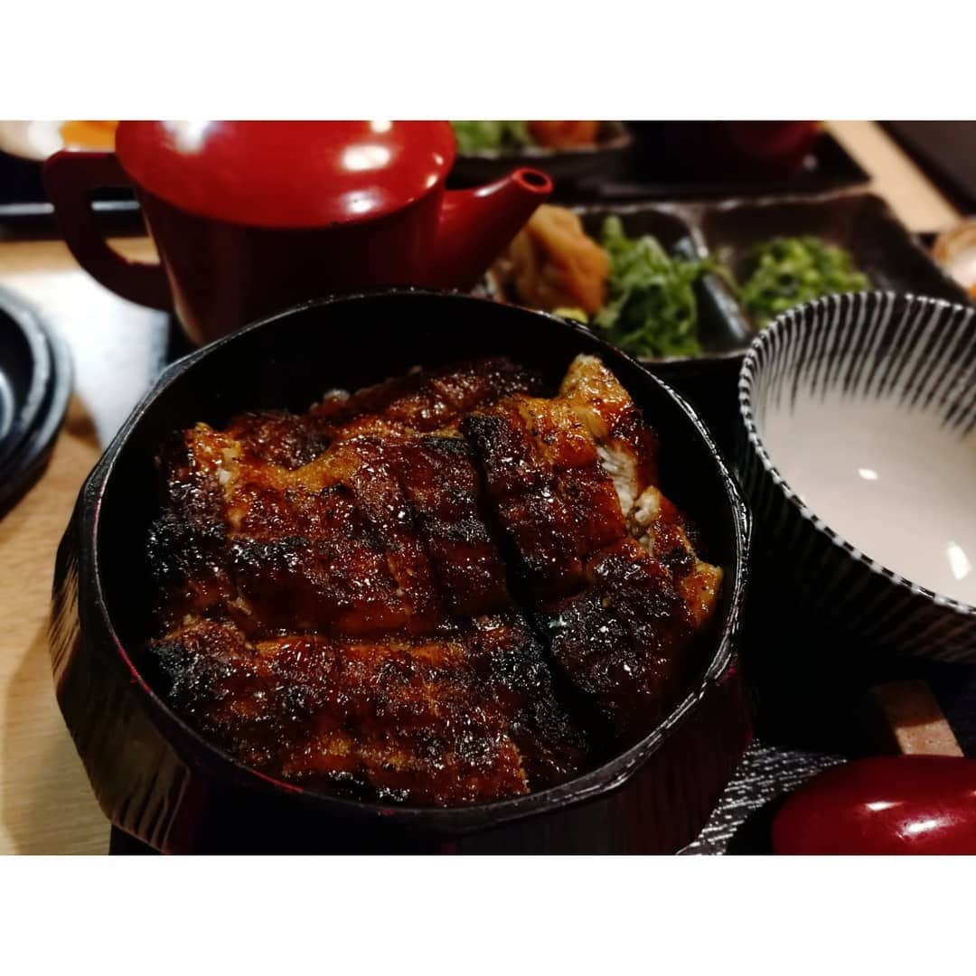 栗山絵美さんのインスタグラム写真 - (栗山絵美Instagram)「名古屋ラストのご飯は 気になって仕方なかった【ひつまぶし花岡】さんへ❗ カリふわの極み.. 最高の美味しさでした😭 ここの特徴は梅干しと一緒に食べること、さっぱりとしてるのでいくらでも食べれちゃう❗ 今日は花(4分の3尾)を頂きましたが、これは特上でも全然いけたな🎵 お店の方が、皆様素敵ですっかりお店のファンに。必ずや、名古屋に来たらまた行きます❗  その後は、かーこと ロールアイスを食べに🍨アイスを待ってるかーこが可愛くて激写、そしてなんだこのラブラブ写真は(笑) 幸せな美味しい時間、思い残すことはありません✨  あぁ あっという間に【笑う男】御園座公演千秋楽です、信じられない。 初御園座をめいっぱい楽しんで、頑張ります🐍  #名古屋めし #ひつまぶし花岡 #石田佳名子  #いつも付き合ってくれて本当にありがとう」5月5日 21時16分 - jumboebig