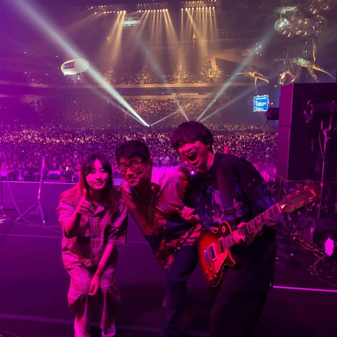 亀田誠治のインスタグラム：「昨日のVIVA LA J-ROCK ANTHEMS の本場直前のステージから！この景色がたまらない！赤い公園の米咲ちゃん🎸と、スカパラの加藤くん🎸と。（ピエールくんはドラムサウンドチェック中🥁） #ビバラ #加藤隆志 #津野米咲 #ピエール中野 #亀田誠治」