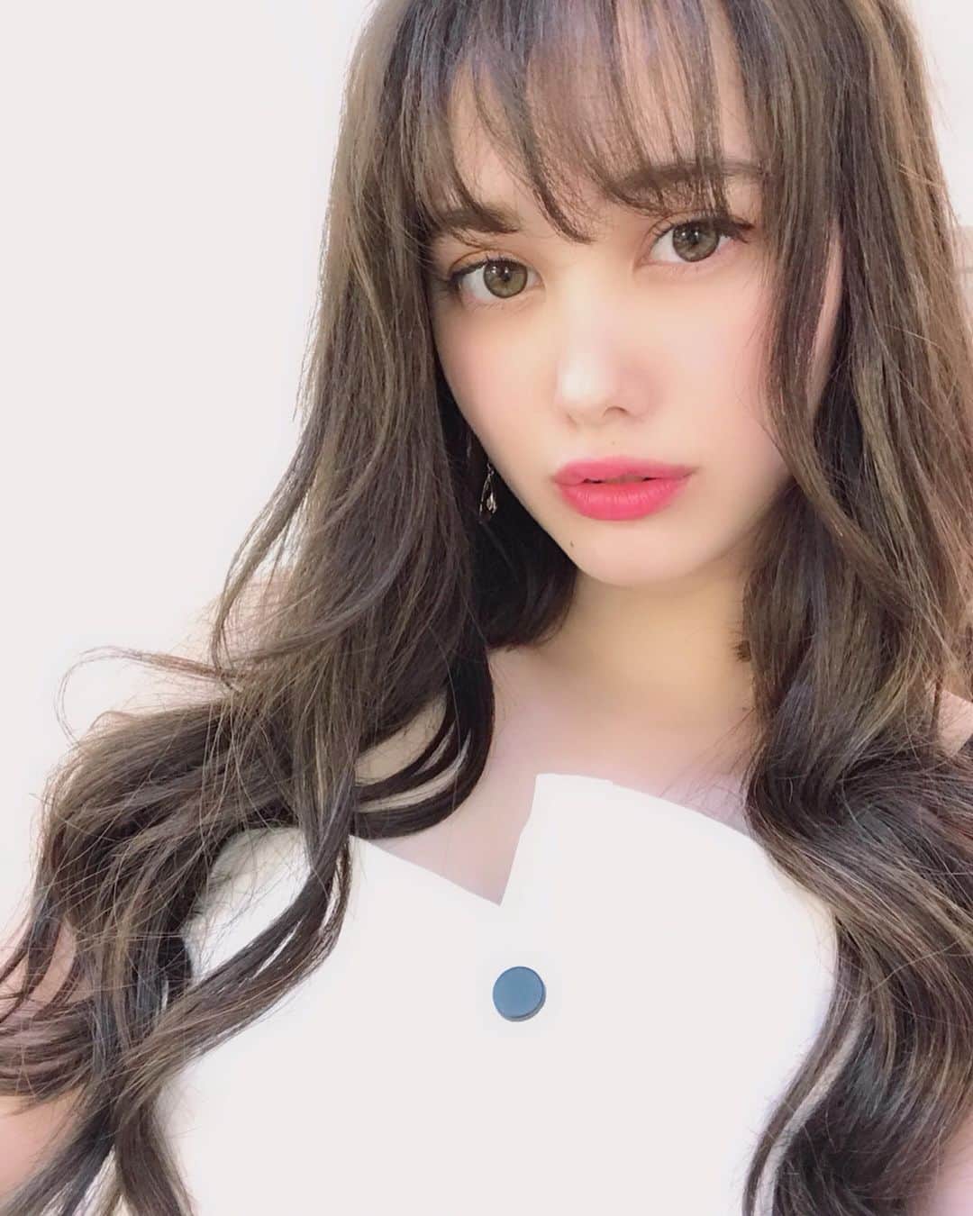 真間玲奈のインスタグラム：「GW明けにボブに戻して夏は暑くてエクステ付けないからしばしのお別れ🐇💕 おろしててもアレンジしても可愛くてお気に入りだったから寂しい、な…… 最近のメイクのこだわりは目尻に少しだけライン✔︎唇はぽてっとさせて。眠たげな顔にするのにハマってるよ〜  髪の毛は前回に引き続きプルエクステで、今回は100本付けたよー！ 原宿にあるサロン @fi_ne_harajuku で @0606ryomaan さんにお願いしました☺️🙏🏼 #プルエクステ#エクステアレンジ#pullexte#hairarrange」