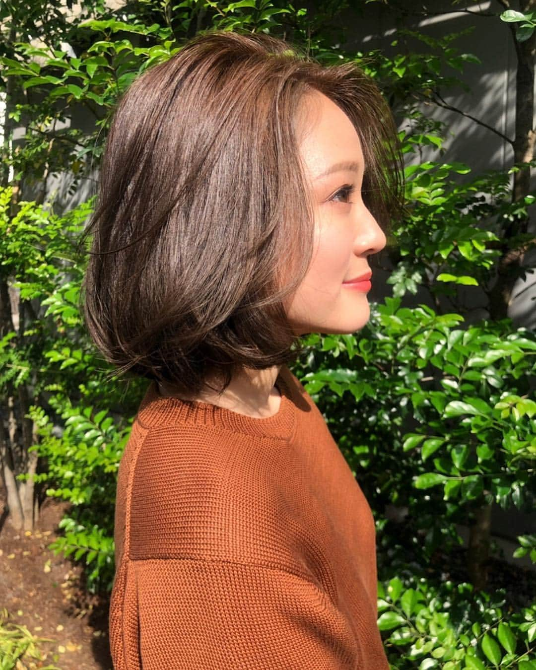 chayさんのインスタグラム写真 - (chayInstagram)「ヘアメンテナンス☺︎ 伸びた分切ったのと、今回はワンレンだけど気持ち軽くしてもらって、より大人っぽくしてもらいました♥️ カラーは変わらずブルージュですが、アッシュ強め！ 私もこんな風に巻けるようになりたいな😎 32ミリのコテで全体を内巻きにして真ん中らへんは縦に巻くらしい✌️ @cieca.noguchi いつもありがとうございます✨ #cieca #bob #shorthair  #haircolor #hairarrange  #ブルージュ」5月5日 21時26分 - chay1023_official