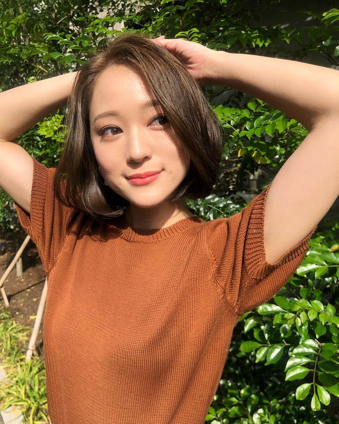 chayさんのインスタグラム写真 - (chayInstagram)「ヘアメンテナンス☺︎ 伸びた分切ったのと、今回はワンレンだけど気持ち軽くしてもらって、より大人っぽくしてもらいました♥️ カラーは変わらずブルージュですが、アッシュ強め！ 私もこんな風に巻けるようになりたいな😎 32ミリのコテで全体を内巻きにして真ん中らへんは縦に巻くらしい✌️ @cieca.noguchi いつもありがとうございます✨ #cieca #bob #shorthair  #haircolor #hairarrange  #ブルージュ」5月5日 21時26分 - chay1023_official