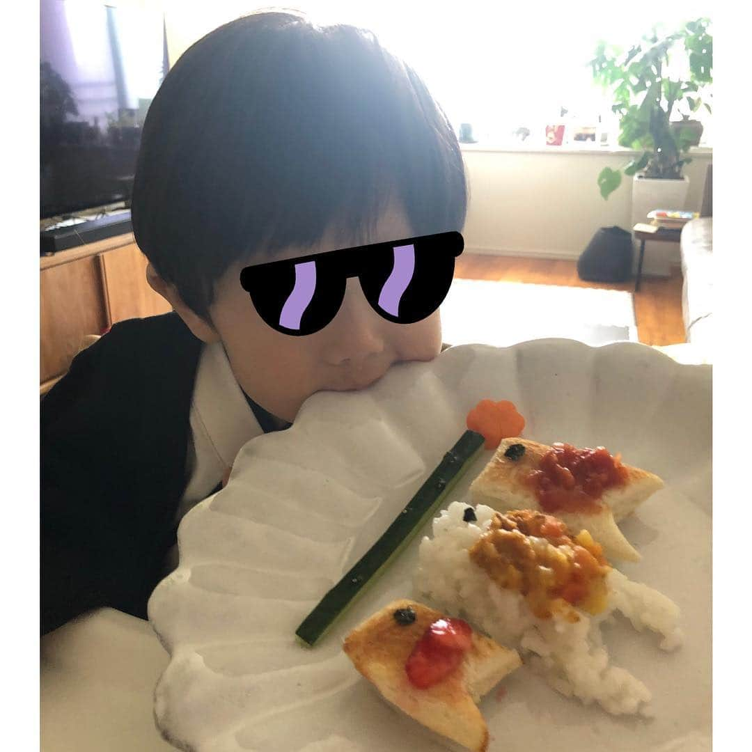 森麻季さんのインスタグラム写真 - (森麻季Instagram)「初節句🎏 * 令和元年 息子にとって初めての子どもの日 両家集まってお祝いできました #バラちらしの準備から始まった朝 #息子には鯉のぼりに見立てた離乳食 #芸術的センスがないママでごめんよ #そういえば美術は超苦手でした  #2枚目は父の知人である鯉のぼり職人さんが手書きの🎏をプレゼントしてくださいました #かなり貴重大切にします #外に泳がせたいけど出来ないので植木に #妹がフェルトで作ってくれたアイテムで寝相アート #たくさんの愛に感謝  #寝相アート本当に寝ています #健やかに育ちますように  #端午の節句 #初節句 #生後11ヶ月 #子どもの日#鯉のぼり #兜 #一水作 #男の子ママ #鯉のぼり離乳食 #バラちらし #寝相アート#koinobori」5月5日 21時18分 - maki.mori_m