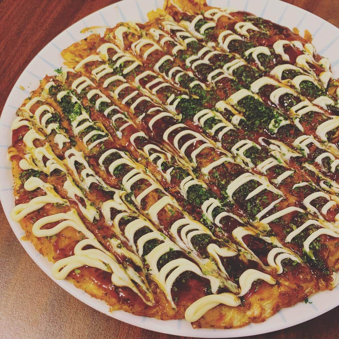 Curly Giraffeさんのインスタグラム写真 - (Curly GiraffeInstagram)「冷蔵庫の残り物で豆腐のお好み焼き作った。 #作ったシリーズ #お好み焼き #鰹節が無かった #豆腐でふわトロな仕上がり #春キャベツだから美味い」5月5日 21時20分 - curly_giraffe