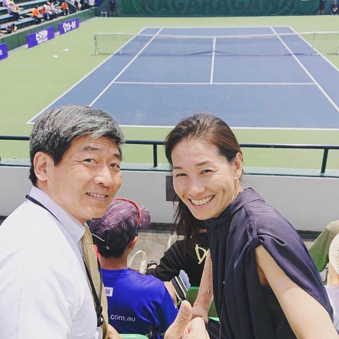 伊達公子さんのインスタグラム写真 - (伊達公子Instagram)「第30回ITF$80,000カンガルーカップ決勝 ゲストで表彰式に出席してきました。 カンガルーカップのメインスポンサーである西濃運輸の田口社長と最高のお天気の中、久々の試合観戦。決勝前の朝一にはキッズテニス🎾を楽しくやりました！ #伊達公子  #kimikodate  #tennis  #tennisplayer  #テニス  #テニスプレイヤー #カンガルーカップ  #gifu  #岐阜  #西濃運輸  #決勝  #表彰式」5月5日 21時20分 - kimiko.date