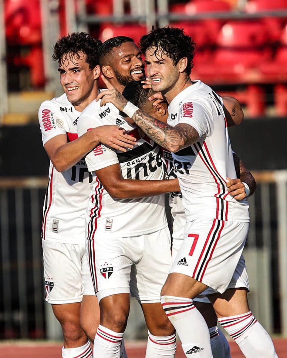 São Paulo FCさんのインスタグラム写真 - (São Paulo FCInstagram)「Sempre juntos, em campo e na arquibancada. Hoje tem!‬‬ #VamosSãoPaulo 🇾🇪 ‪⠀⠀⠀⠀⠀⠀⠀⠀⠀‬ ‪📸 Paulo Pinto / saopaulofc.net‬」5月5日 21時21分 - saopaulofc