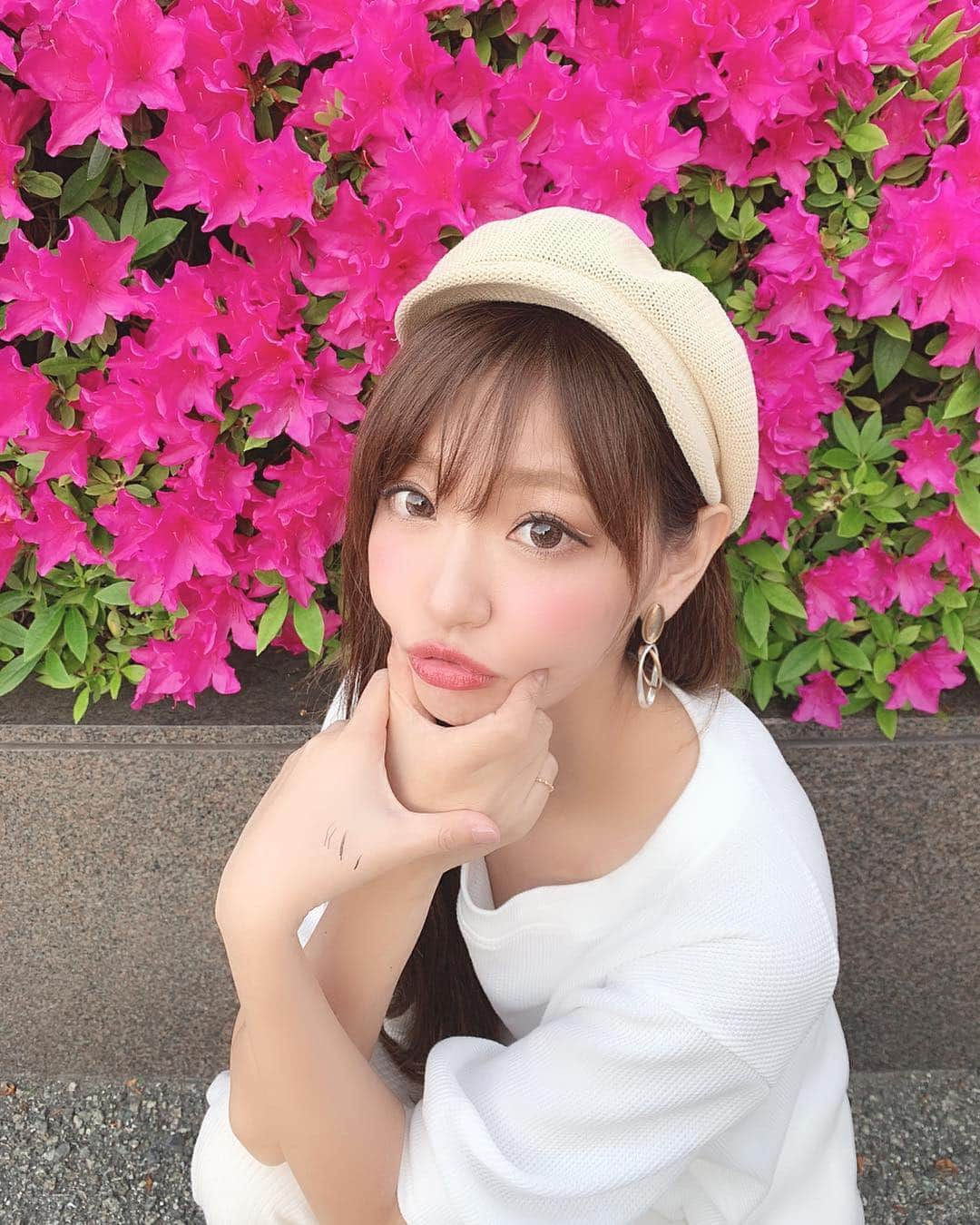 いっちゃん/嶋津 いつみさんのインスタグラム写真 - (いっちゃん/嶋津 いつみInstagram)「. . お家の裏でめっちゃツツジが綺麗に咲いてたから 妹に撮ってもらった💓 . . . . . ちなみに左手が汚れてるのは 「今日はどのアイライナー使おっかなー🤔✨？」って 試し書きして そのまま消し忘れたやつ🤷🏻‍♂️💨💨💨 . . . . . 結局、本日のアイライナーは @uzu_byflowfushi のブラウンブラック❤️ . 目尻にだけUZUのホワイトライナー入れたょ🤓👆🏻💓 . . . . . . オレンジとパープルも欲しいんやけど どこも欠品してて 手に入らない😭💦 . . . . . . . #関西  #関西サロモ  #サロンモデル #サロモ #いっちゃん  #フリーモデル #関西モデル  #あざといっちゃん #かわいっちゃん #ブライダルモデル #アレンジモデル #ヘアカラー  #ヘアアレンジ #撮影依頼受付中  #uzu . . . . . . . . . 5月6月7月のお仕事依頼受付中です🧚🏻‍♀️💜 . DMにてお気軽にお問い合わせ下さい🙏🏻」5月5日 21時34分 - istumiiiru