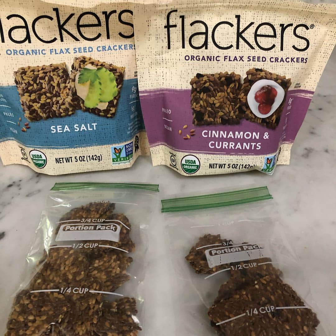 ボビー・ブラウンのインスタグラム：「Tip: these help to curb the appetite. I actually like the taste and the crunch. Totally gluten free. Always stash a few in my to go bag cause my sister @simpleandwell encourages me to be prepared. @f_factor approved  Love my portion ziplocks too @flackerscrackers how about a chocolate and pizza flavor?」