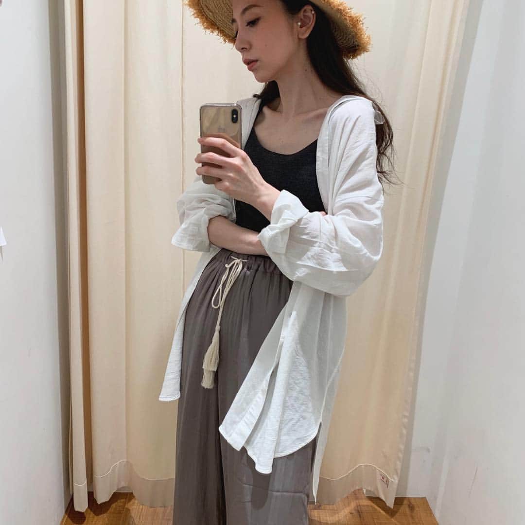 ungrid_minamiのインスタグラム：「. テローンとしたシャツ入荷してます❤︎ ビッグシルエットも落ち感で華奢に🌿 @ungrid_official #Ungrid#アミュプラザ博多」