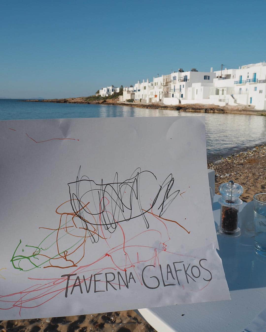小水彩さんのインスタグラム写真 - (小水彩Instagram)「作 AO お行儀良くしましょう！とこの旅で何度言ったことか😩 だけどギリシャの人は子供に優しい人が多くて本当に助かる💓 . . . #子連れ海外 #旅行 #ギリシャ #パロス島 #ナウサ」5月5日 21時29分 - aya_iitoto