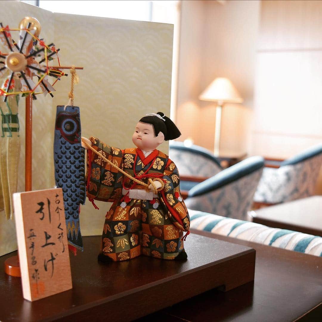 横浜ベイホテル東急［公式］さんのインスタグラム写真 - (横浜ベイホテル東急［公式］Instagram)「// 令和の幕開けとともに迎えた、5月5日の「こどもの日」。ベイクラブラウンジでは、真多呂人形の五月人形が皆様をおもてなしいたしました。 . . #こどもの日 #五月人形  #真多呂人形 #兜 #鯉のぼり  #ベイクラブラウンジ  #ホテルラウンジ  #大志満 #令和  #横浜ベイホテル東急  #横浜 #みなとみらい  #みなとみらい線フォト散歩  #にしまろ探検隊  #koinobori #anniversary  #bayclublounge  #executivefloor  #yokohamabayhoteltokyu  #yokohama #japan  #myyokohama」5月5日 21時30分 - yokohamabayhoteltokyu