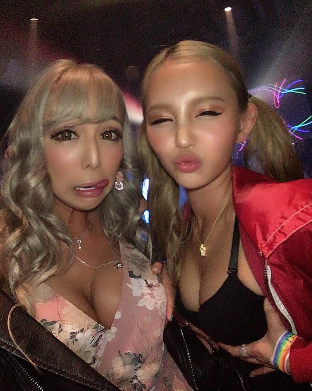 霜月るなさんのインスタグラム写真 - (霜月るなInstagram)「今日ゎ撮影でした✨✨ 日サロいきまくってやっと 黒くなって白ギャル→黒ギャルに  変身〜💕💕🤪👏 やっぱ黒ギャルゎネオンカラーが似合うねぇ笑🤪 なんか黒ギャルになったら パワーがみなぎってきた気分になった ...