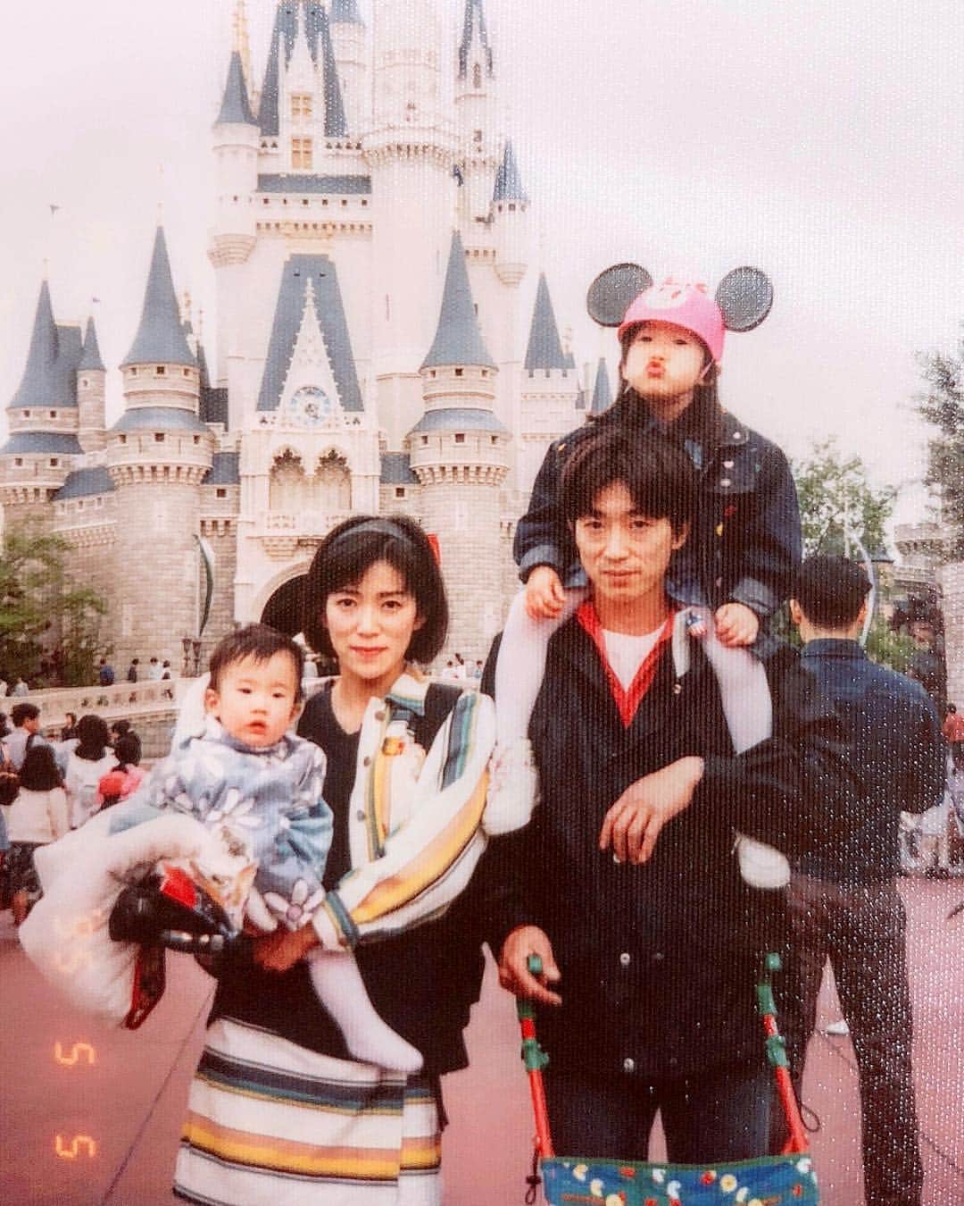 Ruuさんのインスタグラム写真 - (RuuInstagram)「25年前の今日。 Love My Family👨‍👩‍👧‍👧🏰✨💕 I am so lucky to have parents like you❤️」5月5日 21時35分 - ruufabulous