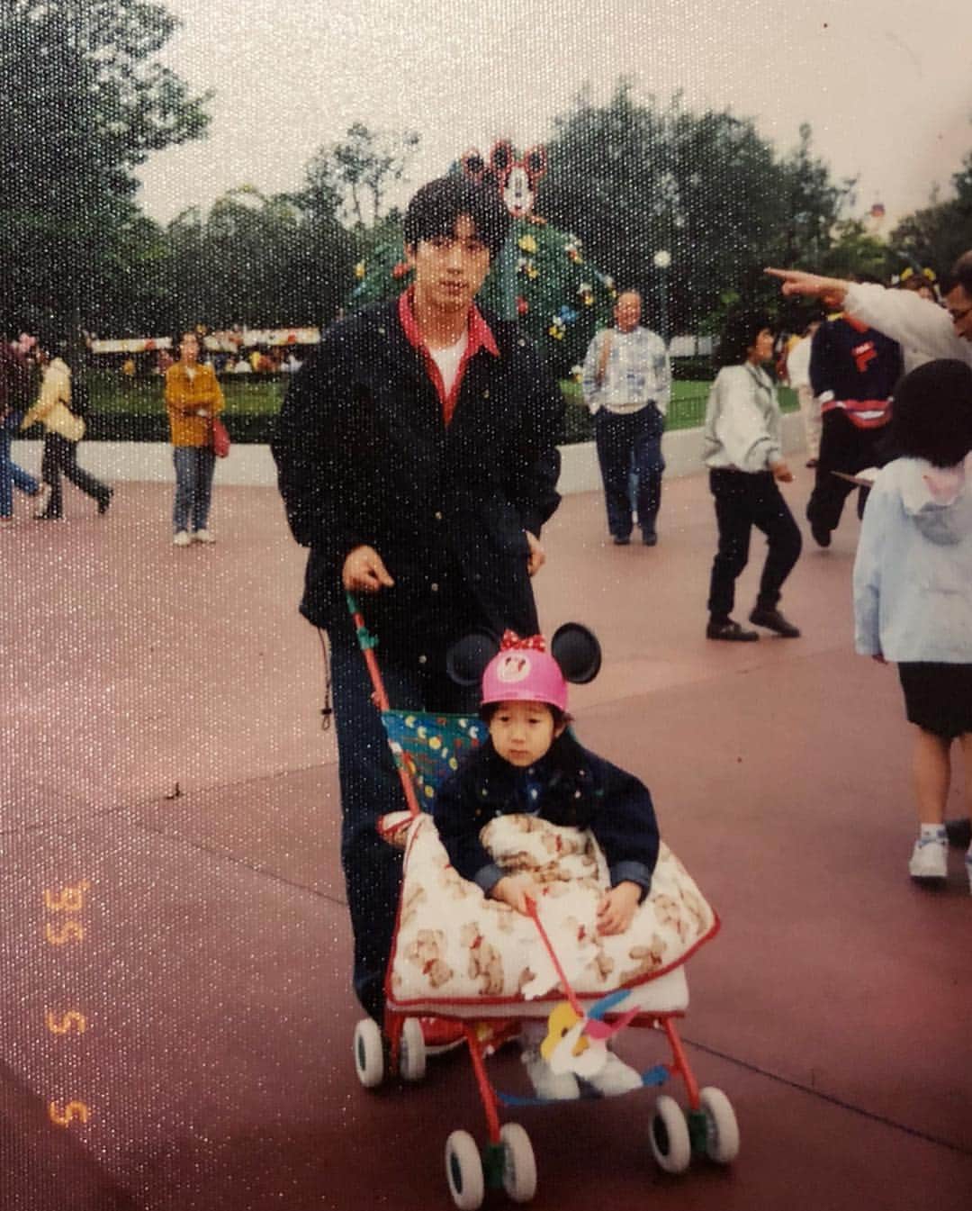 Ruuさんのインスタグラム写真 - (RuuInstagram)「25年前の今日。 Love My Family👨‍👩‍👧‍👧🏰✨💕 I am so lucky to have parents like you❤️」5月5日 21時35分 - ruufabulous