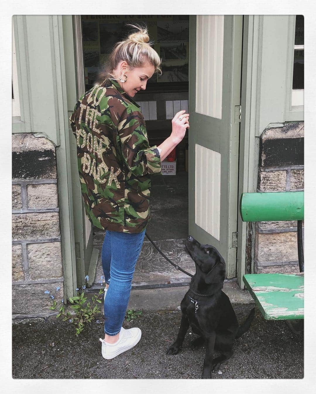 ヘレン・スケルトンさんのインスタグラム写真 - (ヘレン・スケルトンInstagram)「One of them does what I say in public. #family #sunday #steamtrain #dogs #dogsofinstagram #labrador #puppy #bankholiday #weekend #camo #unisexfashion @birdandwolfuk 🧥 #tothemoonandback」5月5日 21時36分 - helenskelton