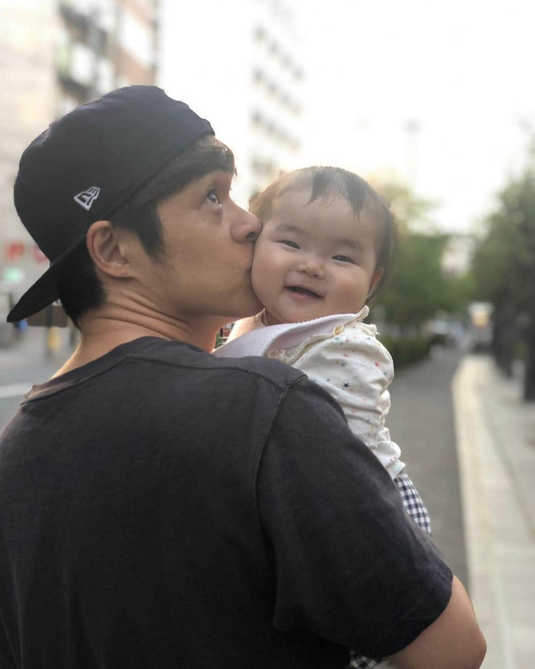 宮地謙典さんのインスタグラム写真 - (宮地謙典Instagram)「本日、こどもの日。 子供を授かって初めてのこどもの日。 男の子ではないので特別お祝いなどはしなかったけど仕事終わりに家族で近所を散歩。 生きるパワーです。 #宮地家の長女 #こどもの日 #家族3人で散歩 #親バカ部」5月5日 21時38分 - miyajinibugo