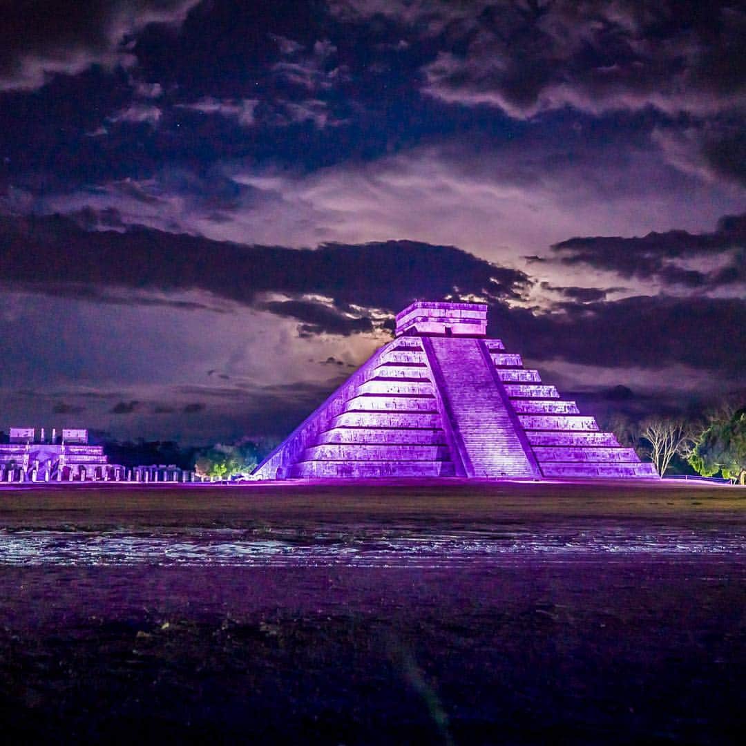 ルフトハンザさんのインスタグラム写真 - (ルフトハンザInstagram)「When the darkness of the night falls over Chichén Itzá, a very special spectacle takes place: a one-hour sound and light show represents the pyramide in a completely different way than during the day. The approaching thunderstorm accompanies the remarkable colour spectacle. #Lufthansa #Yucatán #EnrichingLife」5月5日 21時39分 - lufthansa