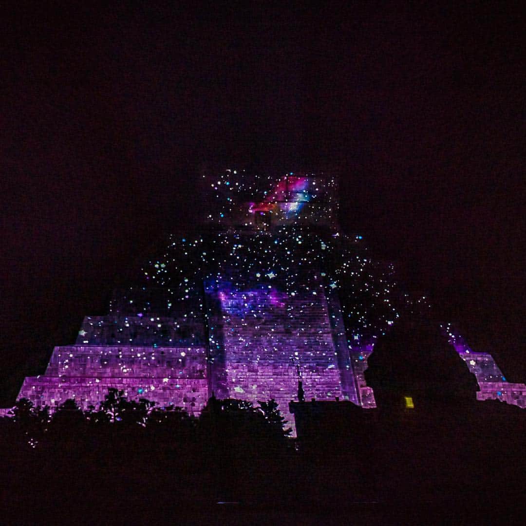 ルフトハンザさんのインスタグラム写真 - (ルフトハンザInstagram)「When the darkness of the night falls over Chichén Itzá, a very special spectacle takes place: a one-hour sound and light show represents the pyramide in a completely different way than during the day. The approaching thunderstorm accompanies the remarkable colour spectacle. #Lufthansa #Yucatán #EnrichingLife」5月5日 21時39分 - lufthansa