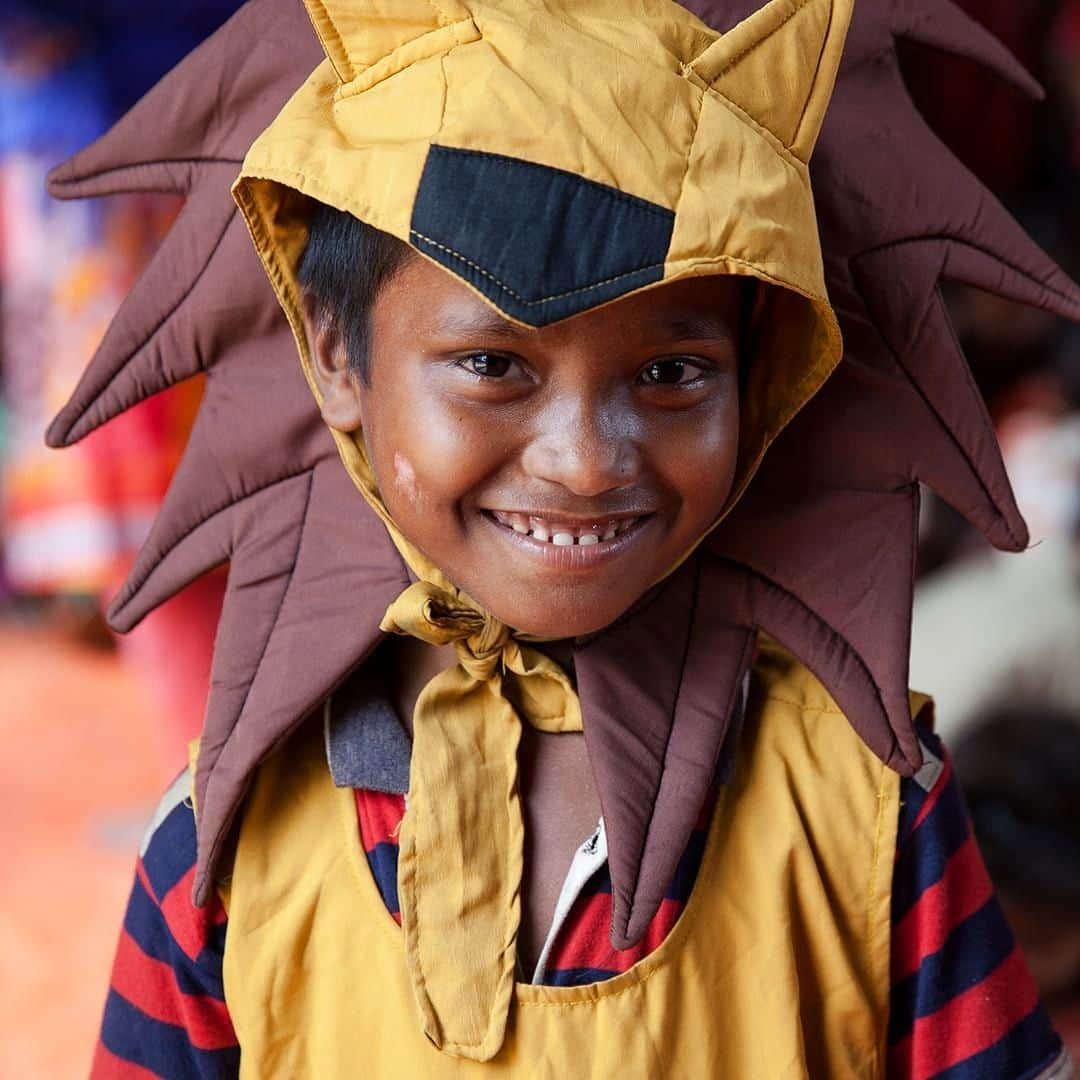 unicefさんのインスタグラム写真 - (unicefInstagram)「🦁 Play isn't just fun - it's vital for children to explore the world around them, develop their social skills and build confidence in their own abilities. That’s why the UN Convention on the Rights of the Child guarantees all children freedom and support to play - even in emergencies. For this Rohingya refugee boy in Bangladesh, it’s a chance to smile, recover from the profound stress of violence and simply feel like a child again.  #ForEveryChild, the right to play. ©UNICEF/UN0126491/Brown」5月5日 21時45分 - unicef