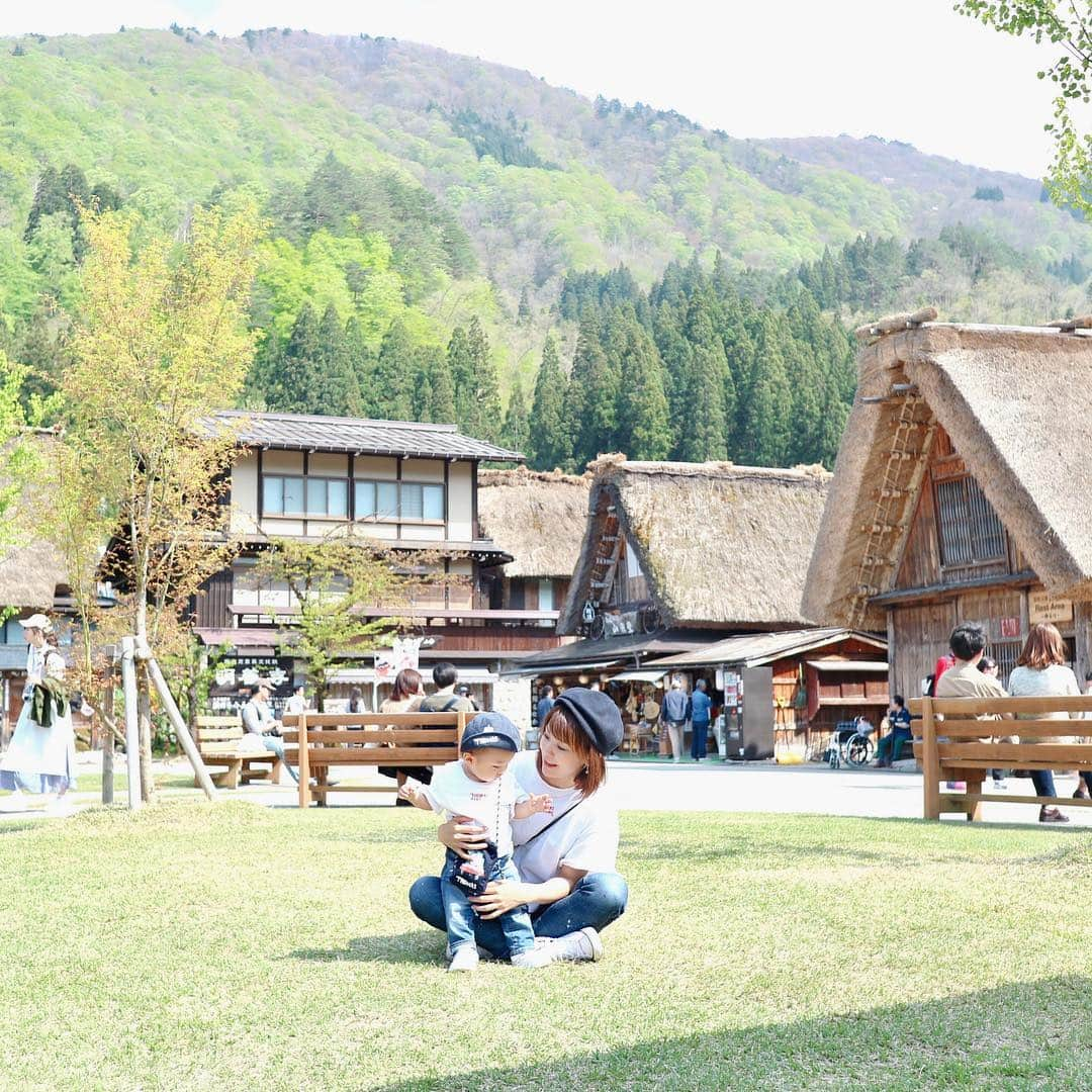 長谷川真美さんのインスタグラム写真 - (長谷川真美Instagram)「⛰💕 #世界遺産 #白川郷 へ✨ すっごい良かった🤭❤️ ・ #GW ももう終わりだね☺️ 今年は遊び尽くしたーー！✨ ちなみに親子3人でお揃いの #トーマスコーデ 💗笑 ・ 早速 #linkup にも載せてみた🙌✨ ・ 最近始めた 2019年夏にリリースの #口コミ投稿アプリ で 店舗施設の口コミ投稿をすると ユーザーの情報投稿に対して ﾎﾟｲﾝﾄが付与されて QR決済時に利用できるんだって🤭💗 ・ すごいよね？！ みんなも是非💗 ↓↓↓ エントリーコードを入力して 無料で始めてみてねーーー‼️ 「EC1034」 https://linkup.style ・ #pr #観光 #名所 #まあみの歩き方 #まあみトラベル #はち成長記録」5月5日 21時48分 - maami.hase