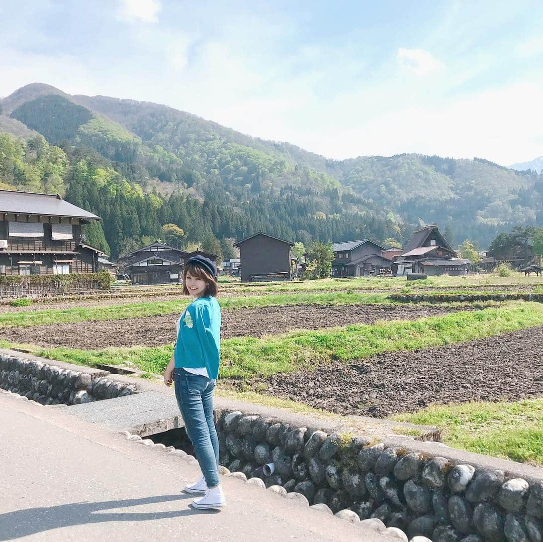 長谷川真美さんのインスタグラム写真 - (長谷川真美Instagram)「⛰💕 #世界遺産 #白川郷 へ✨ すっごい良かった🤭❤️ ・ #GW ももう終わりだね☺️ 今年は遊び尽くしたーー！✨ ちなみに親子3人でお揃いの #トーマスコーデ 💗笑 ・ 早速 #linkup にも載せてみた🙌✨ ・ 最近始めた 2019年夏にリリースの #口コミ投稿アプリ で 店舗施設の口コミ投稿をすると ユーザーの情報投稿に対して ﾎﾟｲﾝﾄが付与されて QR決済時に利用できるんだって🤭💗 ・ すごいよね？！ みんなも是非💗 ↓↓↓ エントリーコードを入力して 無料で始めてみてねーーー‼️ 「EC1034」 https://linkup.style ・ #pr #観光 #名所 #まあみの歩き方 #まあみトラベル #はち成長記録」5月5日 21時48分 - maami.hase