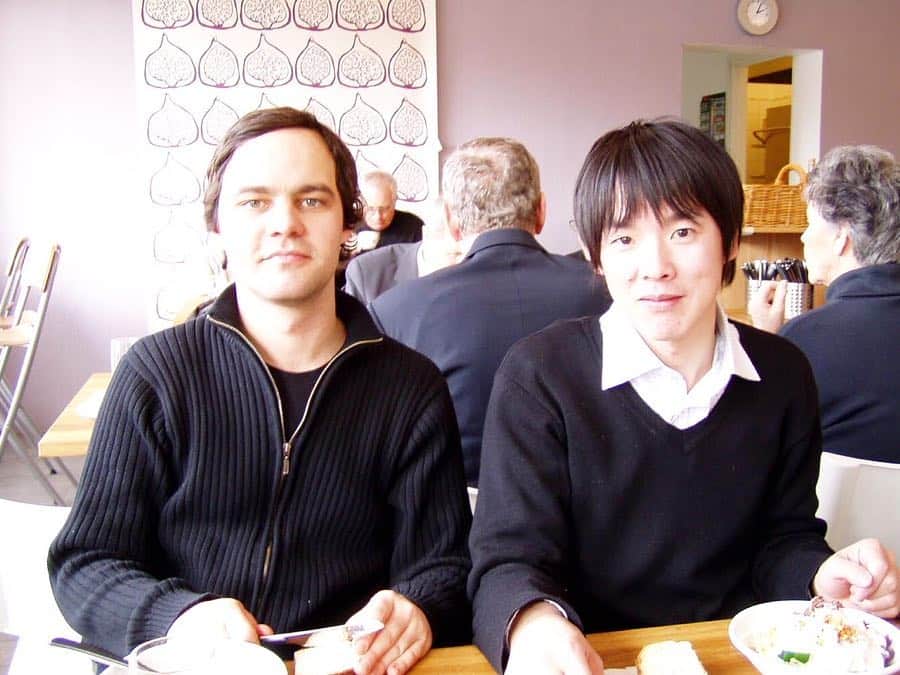 カジヒデキさんのインスタグラム写真 - (カジヒデキInstagram)「2004年3月。スウェーデン マルメのカフェにてランチ。おそらくMVの撮影の合間？僕の隣はトフト(ex-RAYWONDER)。二枚目はルードヴィク(ex-RAYWONDER)とパトリック(EGGSTONE)。この年の7/14にリリースした「lov songs ローブ・ソングス」はスウェーデンはマルメ郊外のバリスピード・スタジオと、デンマークはコペンハーゲンのデルタラボにて彼らの協力の下レコーディング。4/24からSpotifyなどのストリーミングで聴けるようになりました！是非お聴き下さい。 #sweden #malmo #eggstone #raywonder #lovsongs #カジヒデキ」5月5日 21時49分 - hideki_kaji