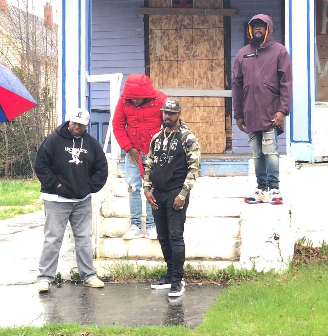 DJプレミアさんのインスタグラム写真 - (DJプレミアInstagram)「In The Hood Of The Lo For Real... A Little Rain Didn't Stop Us... (Buffalo, NY)... DJ Premier Video Shoot Feat. Conway The Machine, Westside Gunn and Benny The Butcher. "HEADLINES" (May 17)... @whoisconway @westsidegunn  @getbenny @paydayrecords 📸 By Panchi @nygz」5月5日 21時54分 - djpremier