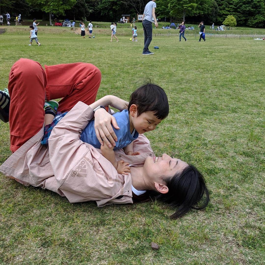 沙田瑞紀さんのインスタグラム写真 - (沙田瑞紀Instagram)「マスダ家でピクニック🌿甥っ子love...足まで絡みつこうとするおばさん🐨あまり会えないけど、家族の絆は今の方が感じる。大人になったのかな〜。感謝。いつか自分にも子供ができたら当たり前のように幸せにしてあげたい。🎉 #GW #甥っ子love #兄のスマホの画質の良さよ」5月5日 21時55分 - mizuki_masuda