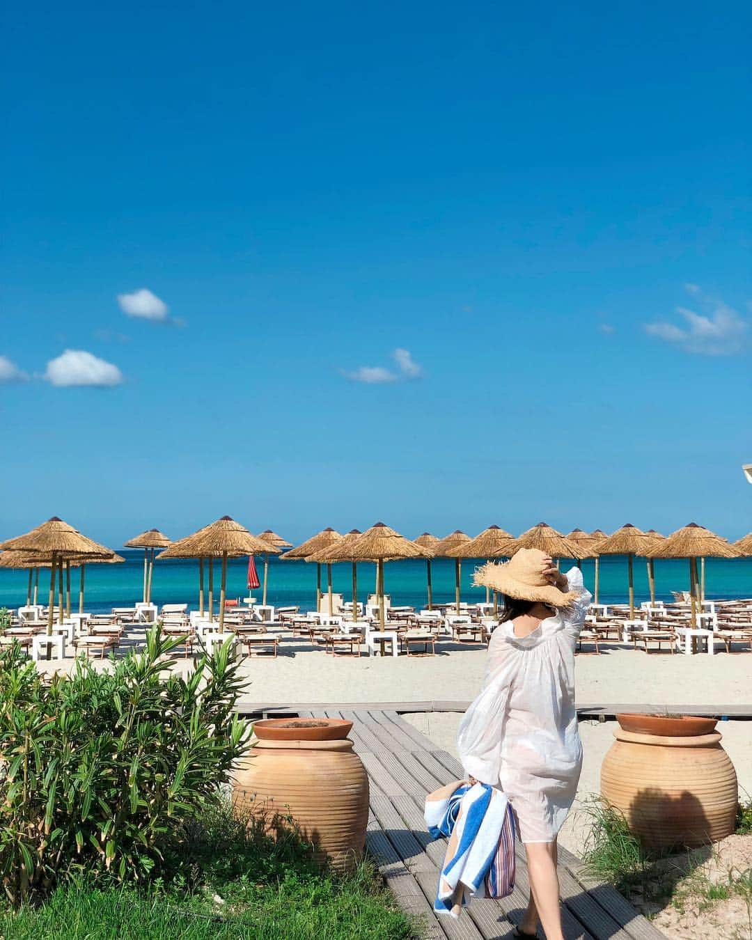 野崎玲欧奈さんのインスタグラム写真 - (野崎玲欧奈Instagram)「ＳＡＲＤＥＧＮＡ . イタリアの離島サルデーニャ島へ . 日中陽が出てると半袖で過ごせる気候🌞 . 海岸沿いでのんびりと過ごせるなんて最高♡ . . #sardegna #italia #honeymoon #サルデーニャ #サルデーニャ島 #イタリア #新婚旅行 #れおな旅」5月5日 21時57分 - reonanozaki