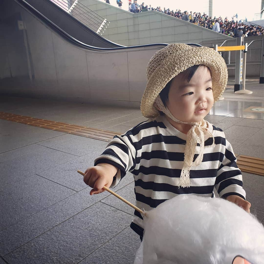 コ・ウンミさんのインスタグラム写真 - (コ・ウンミInstagram)「2019년 4살 3살이 된 너희들과 거니는 지금 이시간들이 내인생에 가장 눈이 부실  날들임을 안다... 고맙다.. ㆍ ㆍ ㆍ」5月5日 21時58分 - misokoeunmi