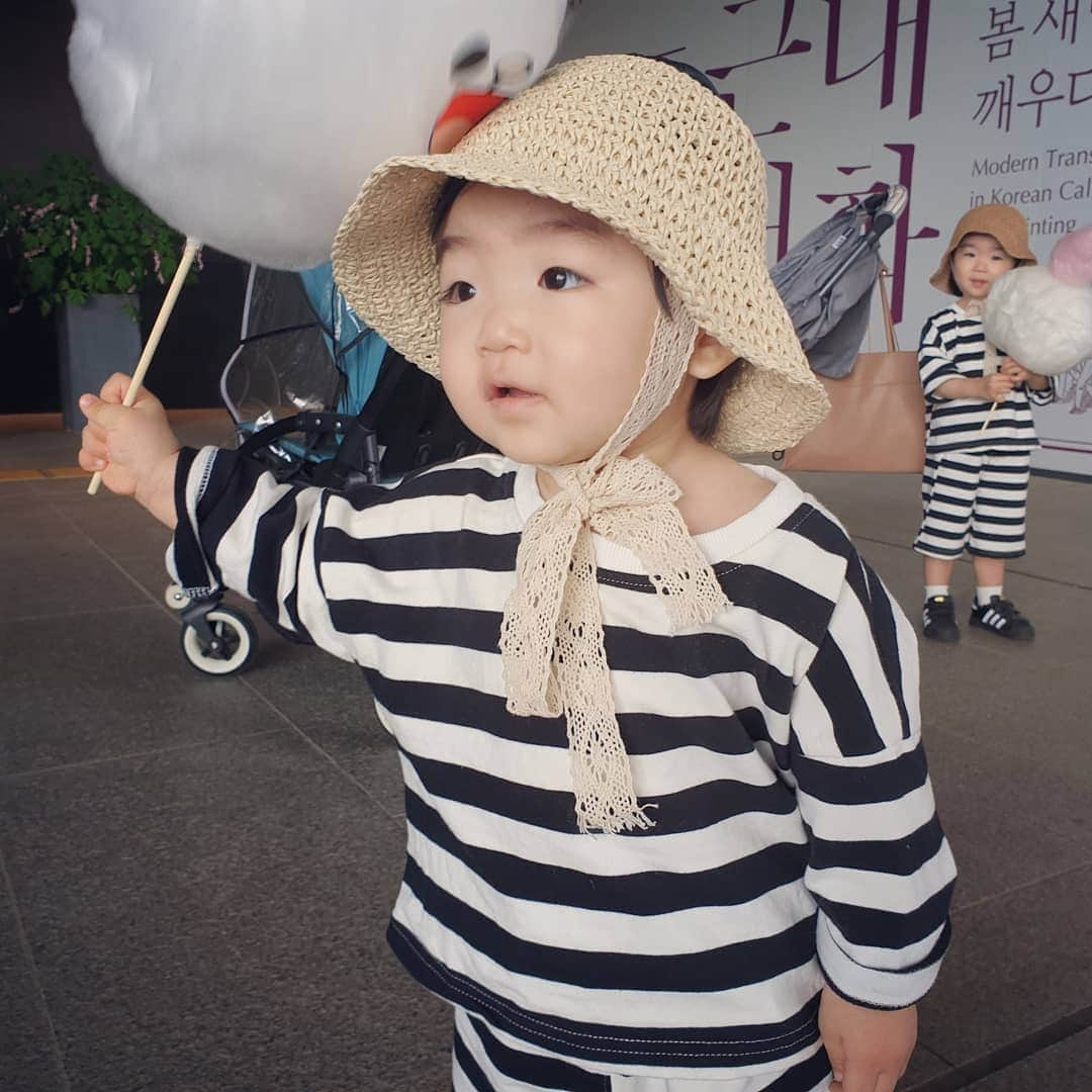 コ・ウンミさんのインスタグラム写真 - (コ・ウンミInstagram)「2019년 4살 3살이 된 너희들과 거니는 지금 이시간들이 내인생에 가장 눈이 부실  날들임을 안다... 고맙다.. ㆍ ㆍ ㆍ」5月5日 21時58分 - misokoeunmi