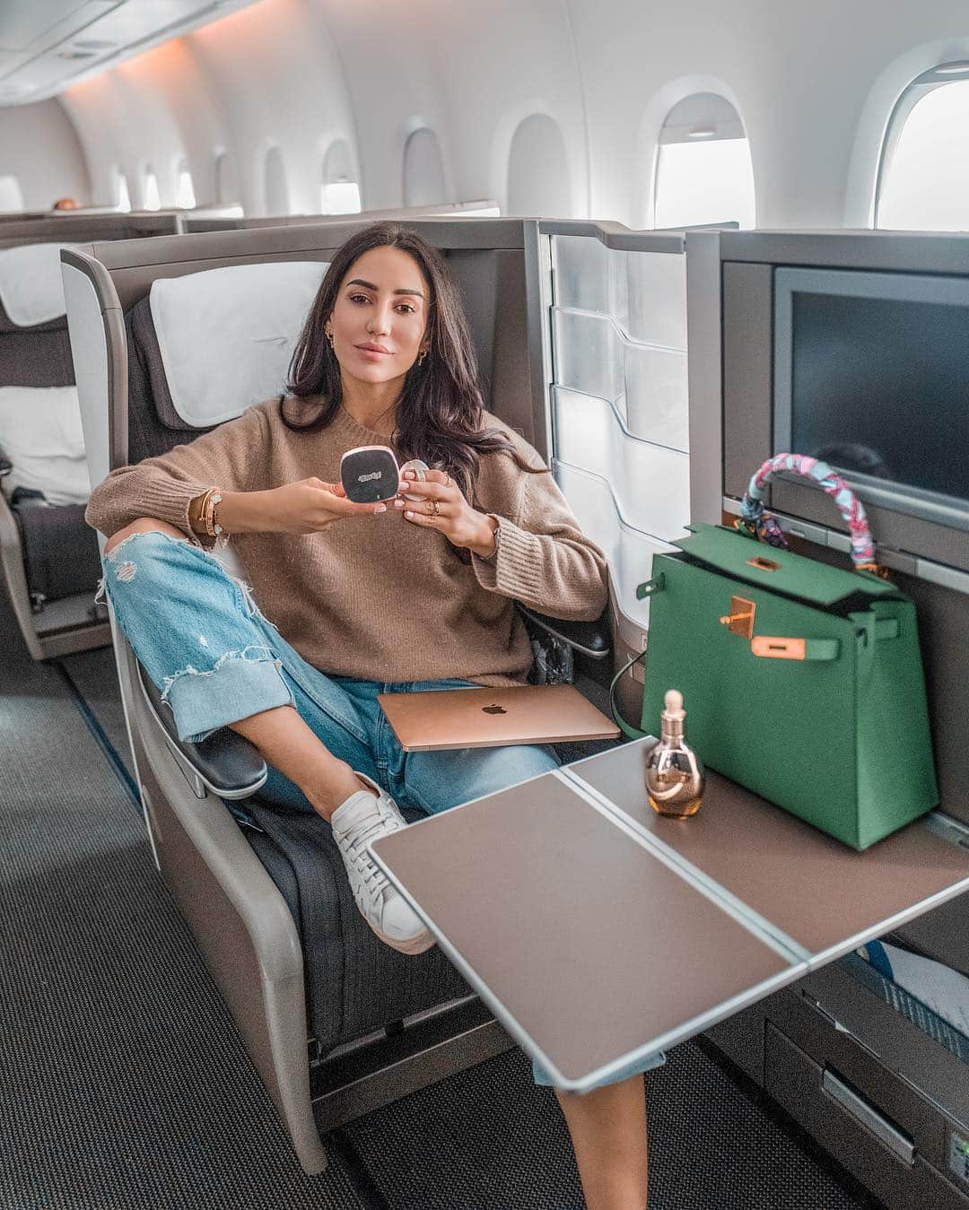 Tamara Kalinicさんのインスタグラム写真 - (Tamara KalinicInstagram)「Ever since I got colour matched at @lamer Duty Free counter in January, I travel wearing their Cushion Foundation which is nourishing and beautifying! This flight was no exception #SkincolordelaMer #LaMer #BeautyintheMoment #ad」5月5日 21時59分 - tamara