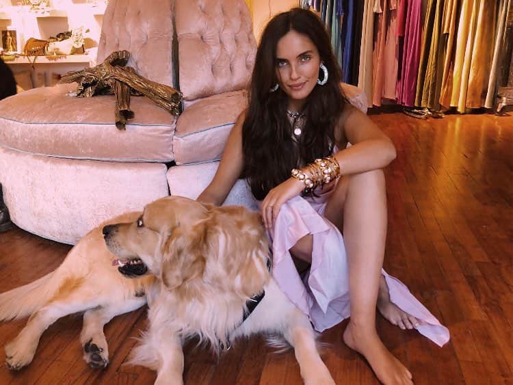 ダニジョーのインスタグラム：「Sunday morning cuddles 💕🐶 Tap to shop @laubsd’s slip and jewels #dannijogirls」