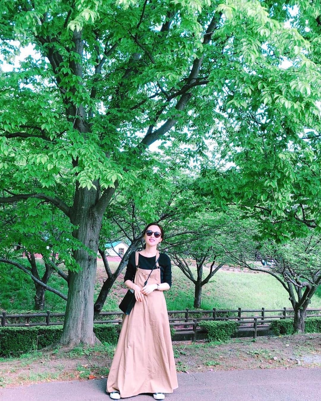 田中亜希子さんのインスタグラム写真 - (田中亜希子Instagram)「新緑の気持ち良い季節ですね♡ @spickandspan_jp のサロペット スカートの型がとても綺麗！  #低身長#低身長コーデ#おちびコーデ #おちびの輪 #spickandspan #シンプルコーデ」5月5日 21時59分 - akiico