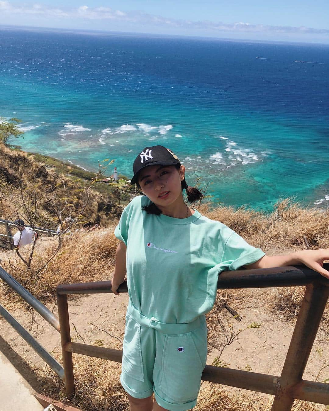 Julia Castroさんのインスタグラム写真 - (Julia CastroInstagram)「🗻🗻🗻DIAMONDHEAD🗻🗻🗻 頂上からの景色が綺麗すぎて癒される💙 * #diamondhead  #mountain #hawaii #waikiki #oahu #honolulu #girl #hiking #fashion #champion #outfit #blue #ocean #ダイアモンドヘッド #登山 #ハイキング #ハワイ #ワイキキ #オアフ島 #ホノルル #夏服 #南国 #旅 #旅行 #ハワイ旅 #ファッション #julifashion」5月5日 21時59分 - julia.c.0209