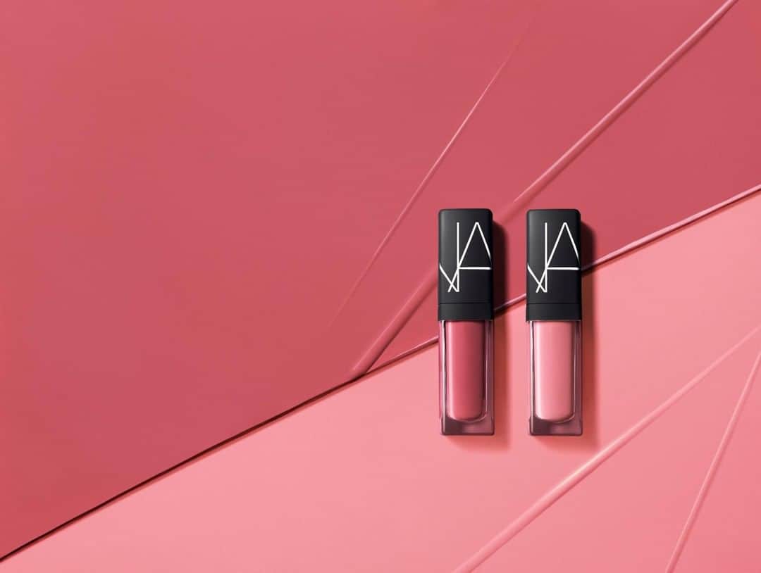 NARSさんのインスタグラム写真 - (NARSInstagram)「Gloss and go with new Mini Lip Gloss Duo, featuring cult-favorite Turkish Delight and Mythic Red. Enriched with nourishing ingredients for long-lasting smooth, comfortable wear and lustrous shine. Now available @ulta.」5月5日 22時00分 - narsissist
