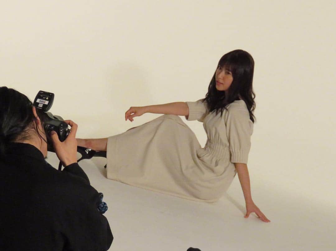瀧本美織のインスタグラム：「私より年下のカメラマンさん😳  #仮面同窓会」