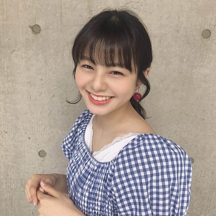 のインスタグラム：「* 握手会ありがとうございました👒  @niceclaup_official_ の 青いギンガムチェックワンピースを 着ました！ 袖のボリューム感、ウエストリボン、 スカートの形がとてもかわいいです❤︎ 流行りのスクエアネック、 そのまま着ても良かったのですが わたしはレースインナー合わせました！ 寒いときはこれにGジャンを 合わせて着ていました🦢  明日も握手会よろしくお願いします💐  #321_code #niceclaup」