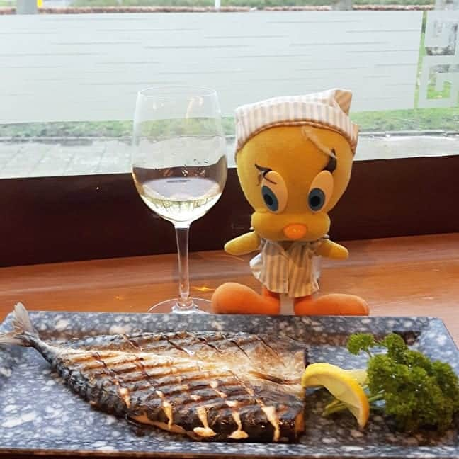 Little Yellow Birdさんのインスタグラム写真 - (Little Yellow BirdInstagram)「Fried mackerel! Not much left after I was done...😄 #littleyellowbird #tweety #tweetykweelapis #adventures #yellow #bird #weekend #sunday #sundayevening #mackerel #makreel #seafood #food #goodfood #fish #fishbone #jobwelldone #vissengraat #diningout #wininganddining #wine #whitewine #friedfish #stuffedanimalsofinstagram #plushiesofinstagram」5月5日 22時03分 - tweetykweelapis