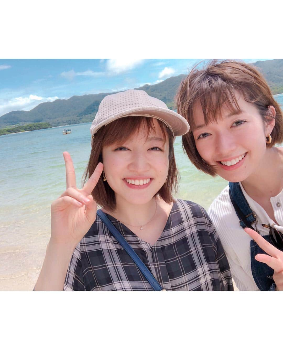 佐藤栞里さんのインスタグラム写真 - (佐藤栞里Instagram)「. 旅の続き☺️🏝 自転車に乗って汗だくになったところで 飲むフルーツのスムージー🥭 撮影で宮古島に来たときに 美味しくて大好きになった宮古そば🤤 見つけたらはまらずにはいられない顔はめ✨ そして滞在中何度眺めても 水中に潜っても感動する 綺麗な透き通った宮古島の海🐠 . 滝ちゃん、手作りの旅のしおりありがとう☘️ #滝ちゃんがインスタグラム始めました☺︎ #じゃがいもがとても美味しそうです #そして前回の投稿で着ていたお洋服にタグを付けたよ #ご質問ありがとうございました🐬 #ロンパースなのでがしがし自転車漕げます😎」5月5日 22時03分 - satoshiori727