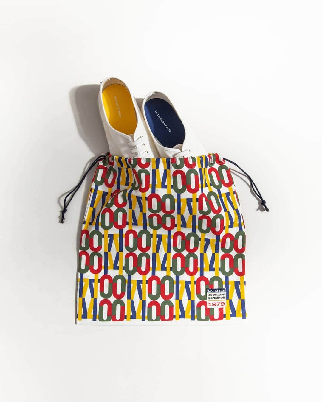 ベンシモンのインスタグラム：「- COLLECTOR - Qui dit anniversaire dit tennis collector ! Pour fêter dignement ses 40 ans, notre tennis revêt son indémodable parure immaculée.  La couleur, symbole de la marque, s'immisce dans les détails.  La tennis est accompagnée de ses 4 semelles interchangeables et d'une pochette au monogramme unique. > Disponible dès maintenant sur Bensimon.com 🇬🇧 When you say anniversary it means collector tennis shoes! To celebrate its 40 years old, our tennis shoe is a replica of the original immaculate one.  Symbol of the brand, the color shows up on details.  This special edition will be sold with its 4 interchangeable inner soles in a unique monogramed pouch. > Available now on Bensimon.com」