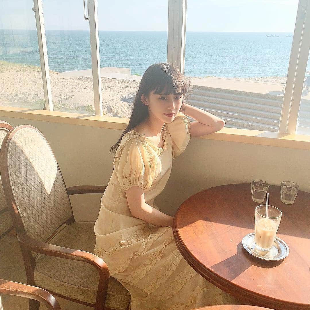 酒元麻衣（まいへー）さんのインスタグラム写真 - (酒元麻衣（まいへー）Instagram)「今日は知多デートしてきた🏝 知多半島にあるカフェエリオット☕️ 猫がたまにやってくるカフェなの🐈猫ちゃん日向ぼっこしながら寝てた😴❤︎ゆきさんが教えてくれました❤︎海をみながらとても癒されて、、行って良かった❤︎#カフェエリオット#知多半島#知多カフェ」5月5日 22時08分 - maihee