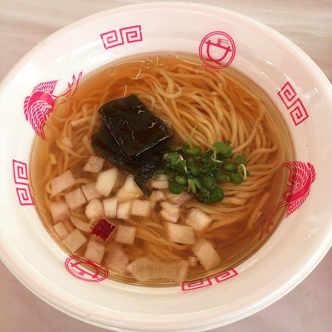 渡邉ひかるのインスタグラム：「拳ラーメン @ 京都府 天然羅臼昆布かけそば 800円 (ラーメン女子博2019 in 静岡) ・ ・ ・ ・ ・ ラーメン女子博に行った際に、頂いた一杯。 普段から白湯系よりも清湯スープの方が好みなので、その中からどれにしようか悩み、気になっていた、拳ラーメンさんに。 具材は、昆布、貝割れ大根、玉ねぎとシンプル。 一口スープを啜ると…お！？…想像できない程の昆布の旨みがジワッと。 寒く身体が冷えてる時に優しく沁み渡る旨味と優しさを兼ね備えたラーメン。 老若男女問わず、重たいラーメンが苦手な方でも、ツルッと食べられちゃうような感じで。 ラーメンでもあるけれど、うどんにも近い…っていうイメージかな？ 麺は舌触りがツルッとしていて心地よいストレート麺。 女子博は終わってしまいましたが、京都に本店もありますので、お時間ある方はぜひ行ってみてくださいね♪ ・ ・ ・ ・ ・ 営業時間⏰ 11:30〜14:30 18:00〜22:00 ・ 定休日💤 水曜日 ・ ・ ・ ・ ・ ・ ・ ・ #静岡県 #京都府 #拳ラーメン  #ラーメン大好き渡邉さん #ラーメン #渡邉ひかる #ひかるの食卓 #ラーメン女子 #麺スタグラム #ラーメン部 #天然羅臼昆布かけそば #ラーメン女子博2019 #青葉シンボルロード #清湯スープ #ramen #noodle #noodles #japanesefood #foodstagram #kyoto #shizuoka #ramengirlsfes」