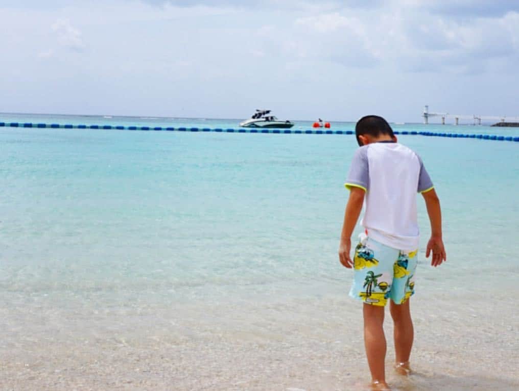 林香里さんのインスタグラム写真 - (林香里Instagram)「・ ・ とにかく美しかった沖縄の海🌊 たった2時間でこんな綺麗な海が 見れるなんて毎度感動です🥺✨ 海がやや苦手だった息子をシュノーケルに 誘って、やっと楽しめるくらい克服👍🏻 綺麗な海の中の景色を、どうしても 見せたかったんだな😌😚 ・ ・ そして今日は子供の日🎏 健康にすくすく成長しますように…👦🏻👧🏻♡ #family#familytrip#ocean #okinawa#mama#kids」5月5日 22時13分 - kaori_hayashi1203
