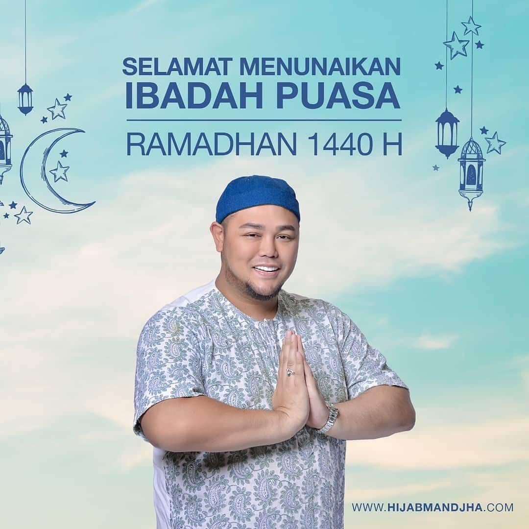 Ivan Gunawanさんのインスタグラム写真 - (Ivan GunawanInstagram)「Marhaban ya Ramadan... Bulan Ramadhan sudah didepan mata. Siapkan hati untuk mendekatkan diri pada-Nya.  Semoga puasa di bulan Ramadan kali ini membawa banyak kebaikan untuk kita semua. Dan dilancarkan segala kegiatan saat berpuasa dengan semangat menyambut bulan suci dan penuh berkah. Aamiin Ya Allah... . Selamat Menunaikan Ibadah Puasa Wanita Mandjha 🙏 . . #mandjha #hijab #hijabIvanGunawan #IvanGunawan #ramadhan #ramadhan1440h #marhabanyaramadhan #puasa」5月5日 22時14分 - ivan_gunawan